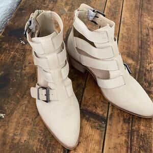 Crevo Tan suede Bootie NWOT